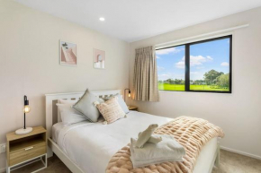 Urban Glow Townhouse with parking, Auckland
